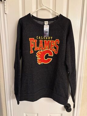 NWT Calgary Flames Blue 84 NHL Officially Licensed Crewneck Sweatshirt Size L